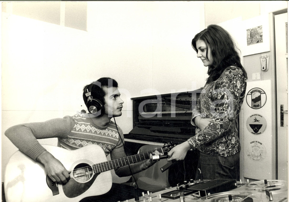 1970 ca COSTUME Cantante DONATELLO suona con la fidanzata (2) - Foto 30x22 cm