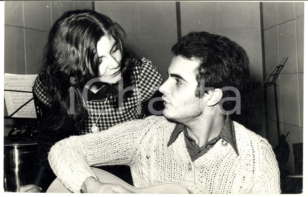 1970 ca COSTUME Cantante DONATELLO suona con la fidanzata (3) - Foto 30x20 cm