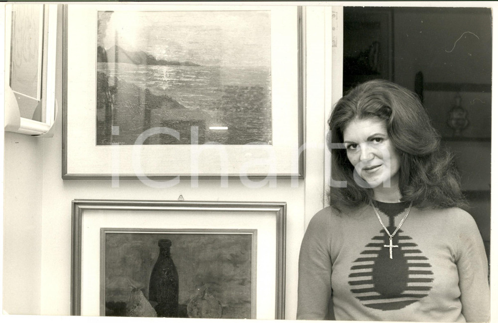 1975 ca COSTUME Moglie di Tebaldo MARTINENGO CESARESCO tra i quadri *Foto