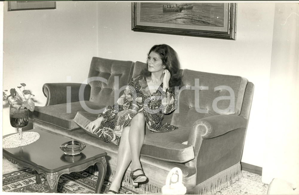 1975 ca COSTUME Moglie di Tebaldo MARTINENGO CESARESCO in salotto (3) *Foto
