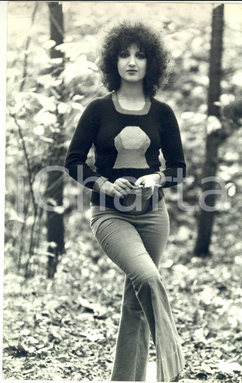 1975 ca COSTUME ITALIA Ritratto di Marcella BELLA in un parco *Foto 20x30 cm