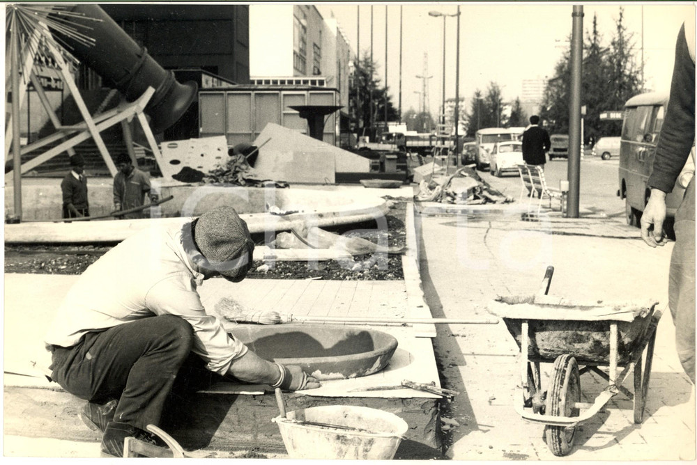 1975 ca MILANO Fiera Campionaria - Lavori di allestimento *Foto VINTAGE 30x20
