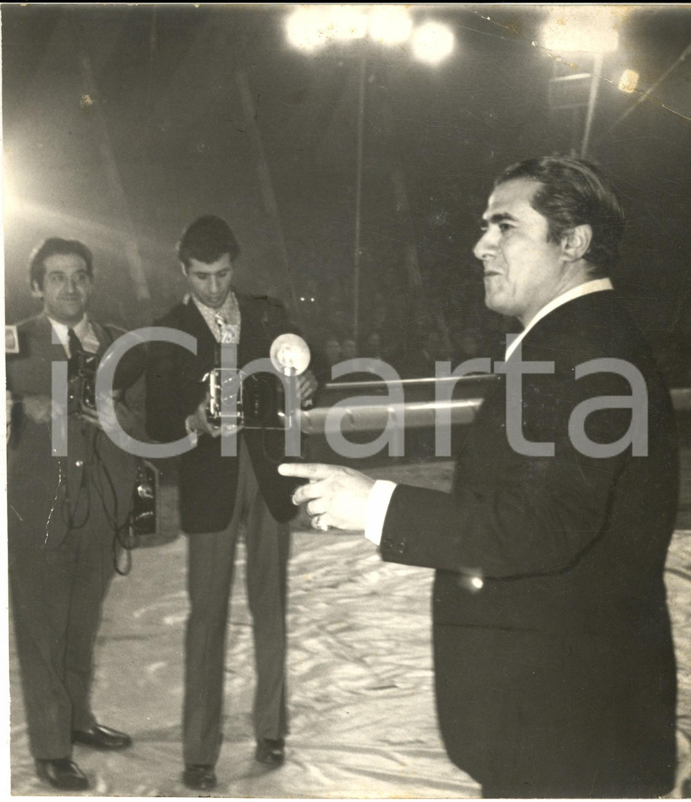 1970 ca COSTUME ITALIA Mike SPALLETTA a un evento - Foto DANNEGGIATA 20x24 cm