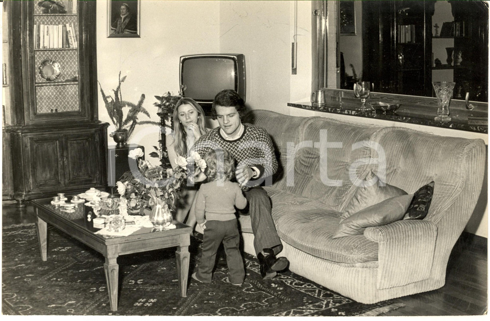 1972 MILANO Fabio CAPELLO a casa con la moglie e il figlio (2) Foto 30x20