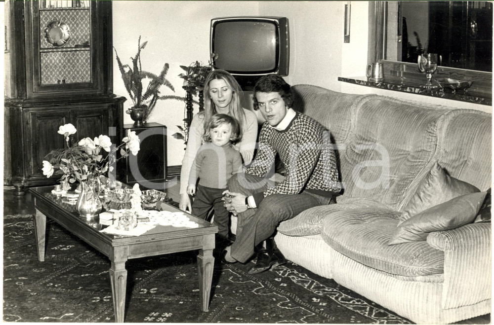 1972 MILANO Fabio CAPELLO a casa con la moglie e il figlio (3) Foto 30x20