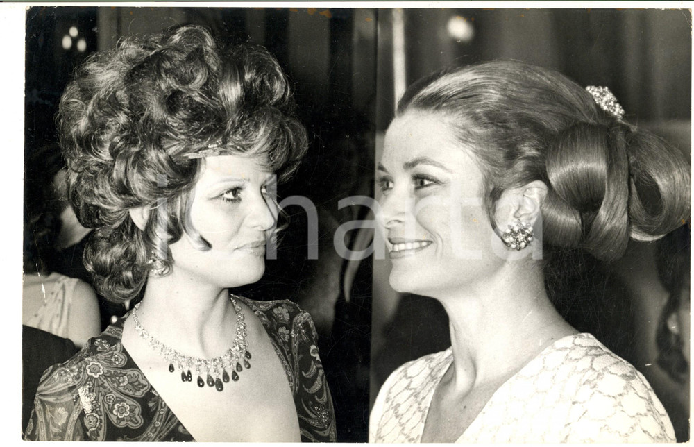 1970 ca COSTUME Claudia CARDINALE e Grace KELLY a un evento *Foto 30x20 cm