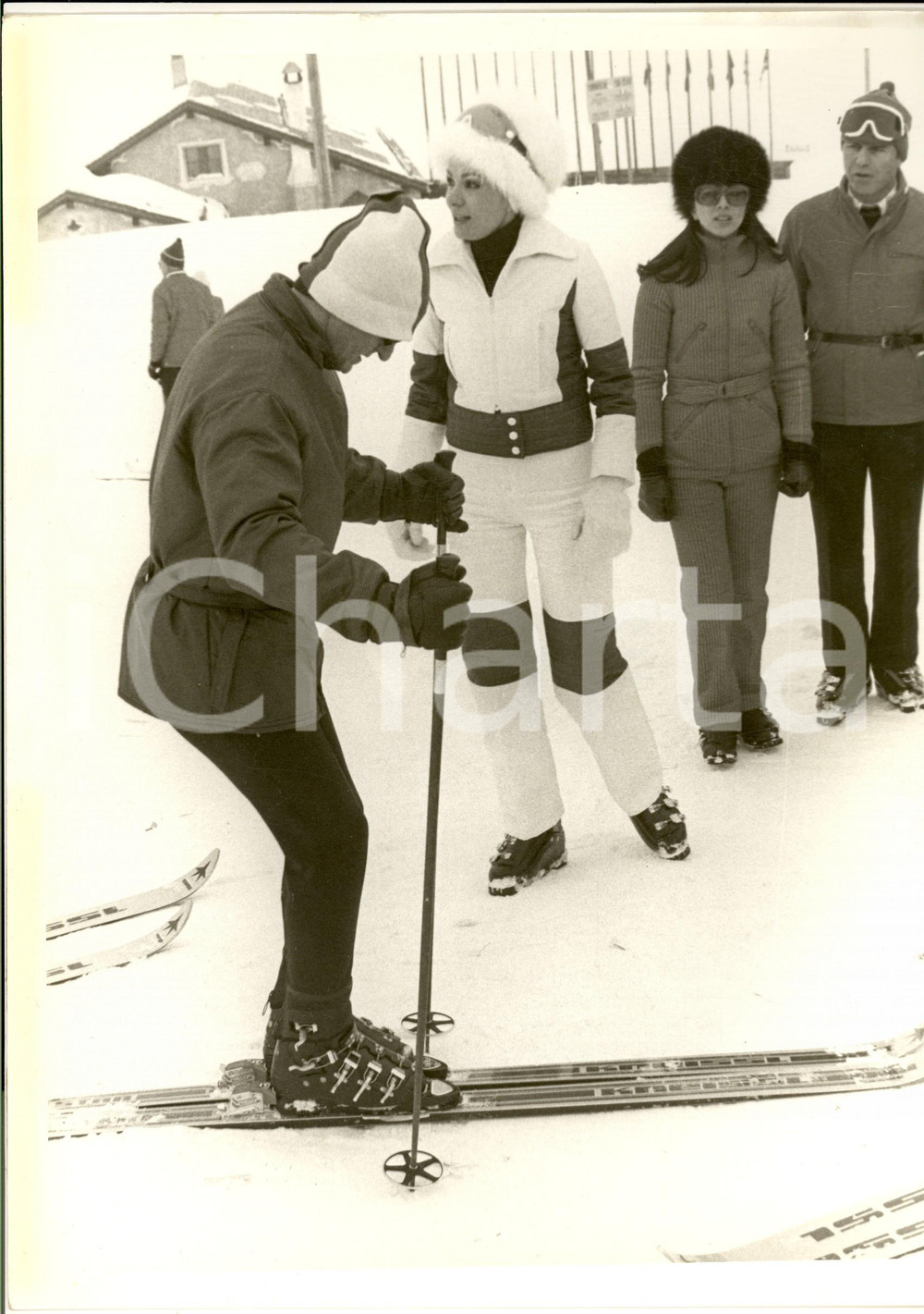 1970 ca COSTUME Principessa Soraya di Persia in vacanza sulla neve (2) Foto