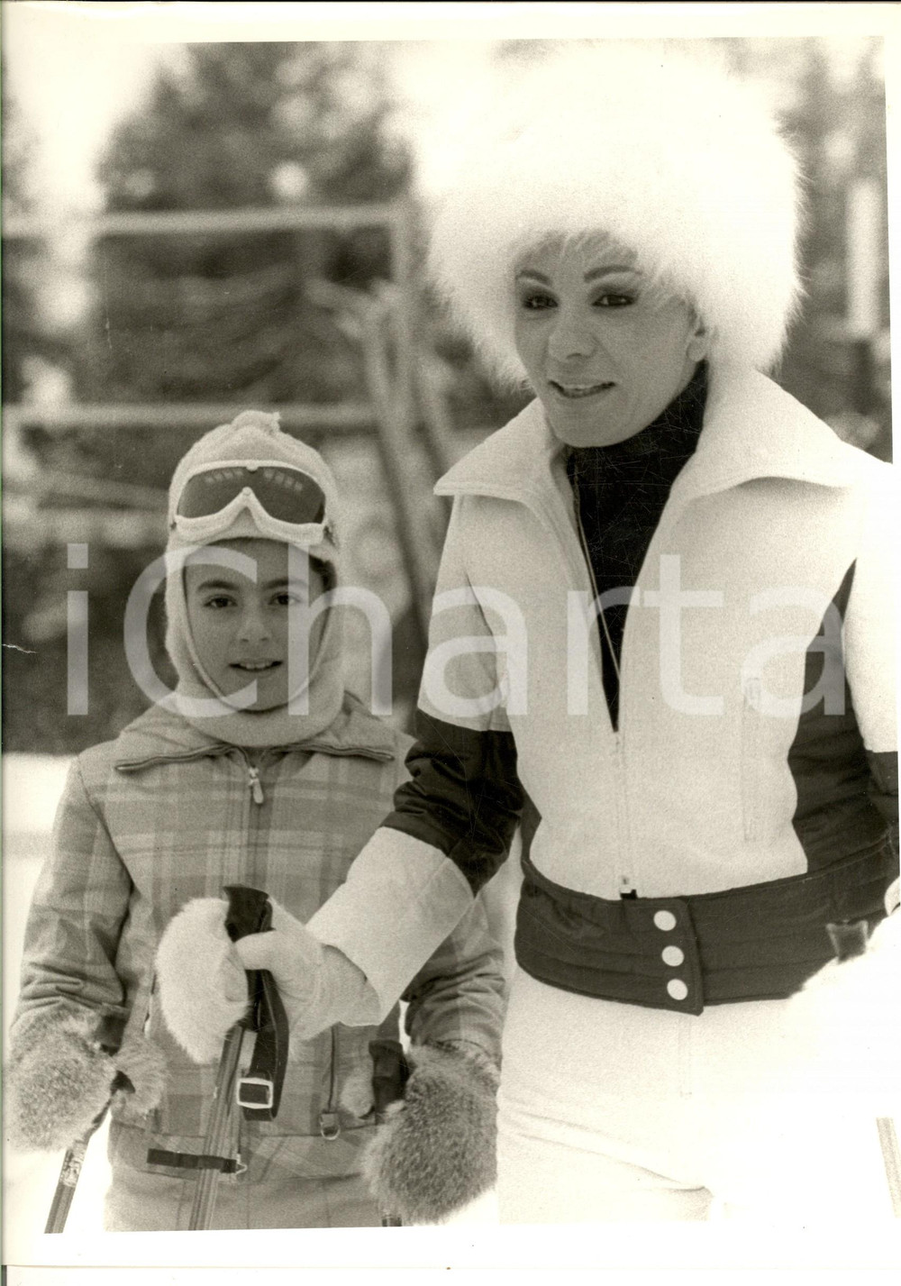 1970 ca COSTUME Principessa Soraya di Persia in vacanza sulla neve (3) Foto