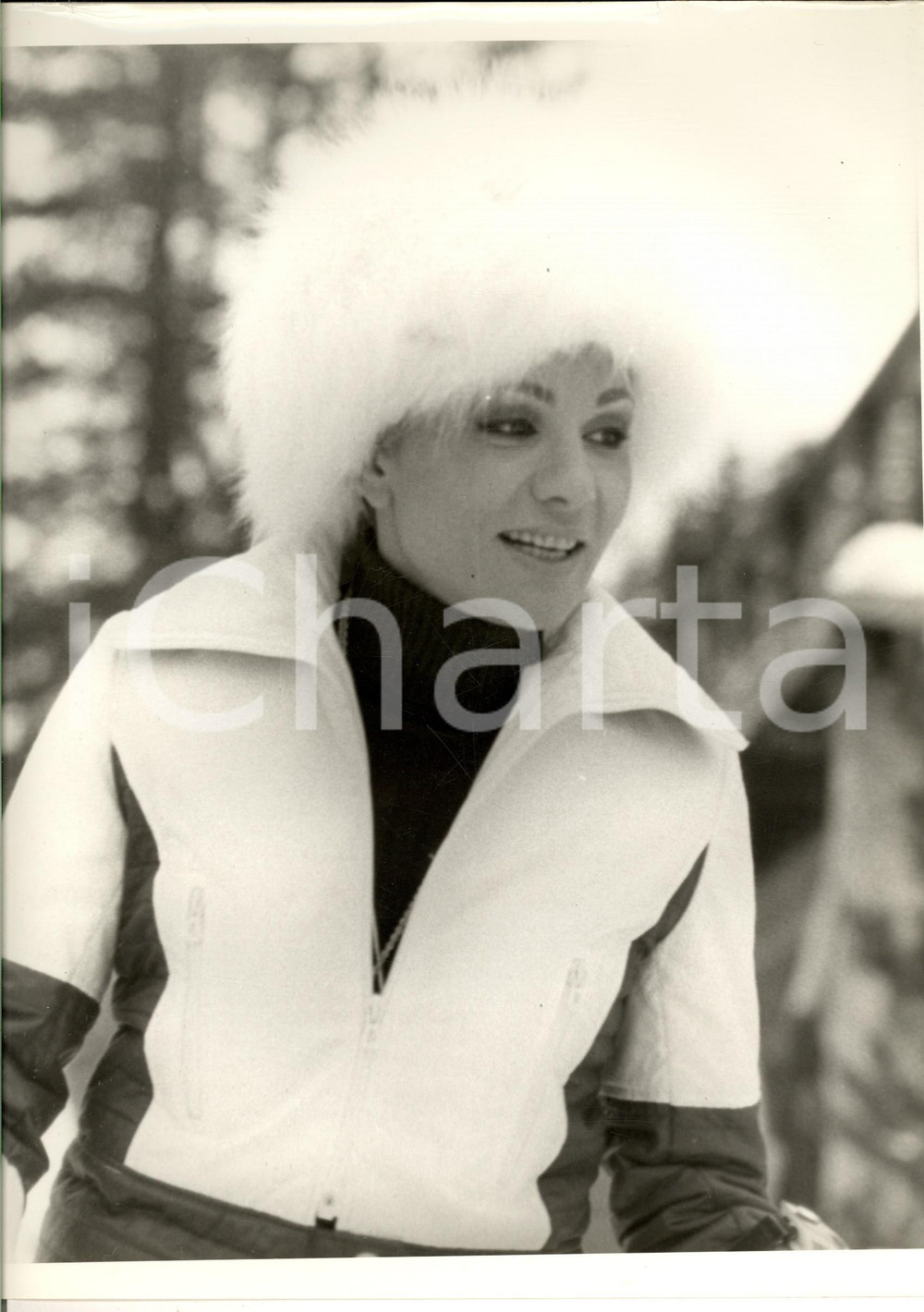 1970 ca COSTUME Principessa Soraya di Persia in vacanza sulla neve (4) Foto