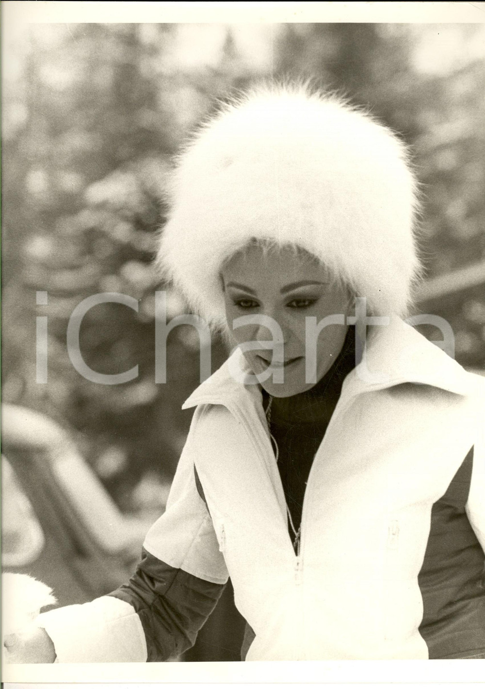 1970 ca COSTUME Principessa Soraya di Persia in vacanza sulla neve (5) Foto