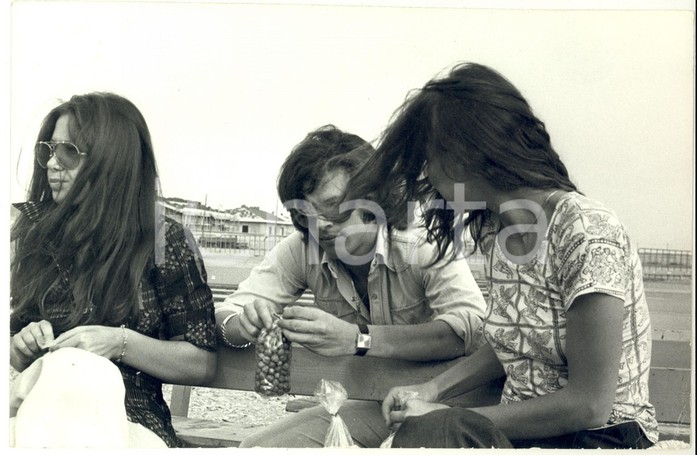 1970 ca COSTUME Cantante Claudio BAGLIONI in attesa di un concerto - Foto 30x20