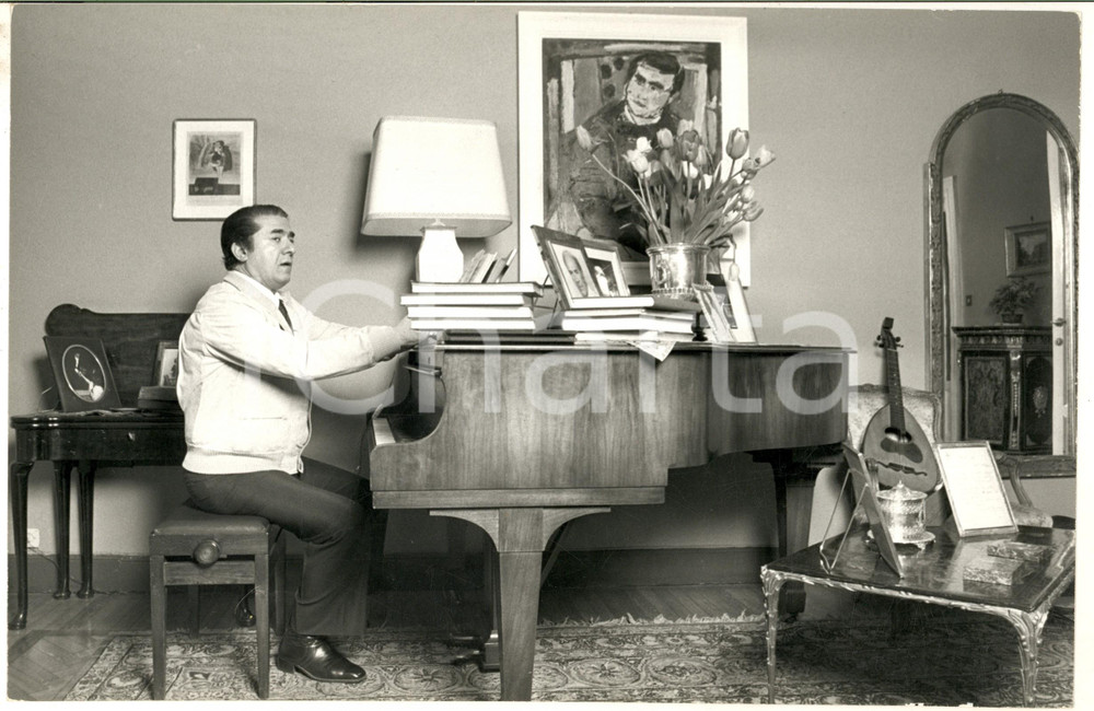 1973 MILANO Il tenore Giuseppe DI STEFANO al pianoforte *Foto 30x20 cm