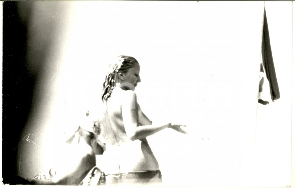 1970 ca COSTUME Cantante MINA paparazzata nuda sotto la doccia in spiaggia (5)