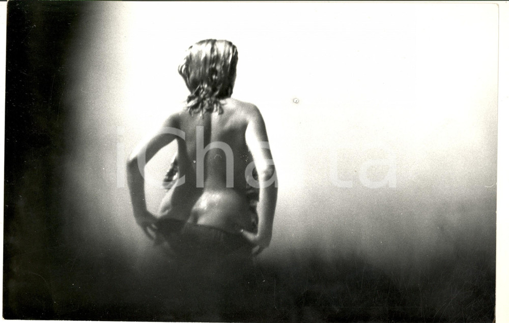 1970 ca COSTUME Cantante MINA paparazzata nuda sotto la doccia in spiaggia (8)