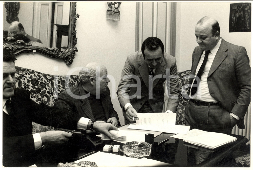 1970 ca COSTUME Gianni RAVERA ed Ezio RADAELLI alla firma di un contratto - Foto