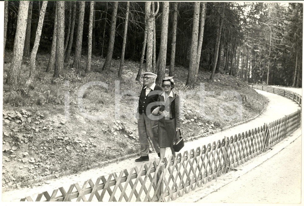 1970 ca COSTUME ITALIA Pietro NENNI con la figlia Giuliana in un parco *Foto