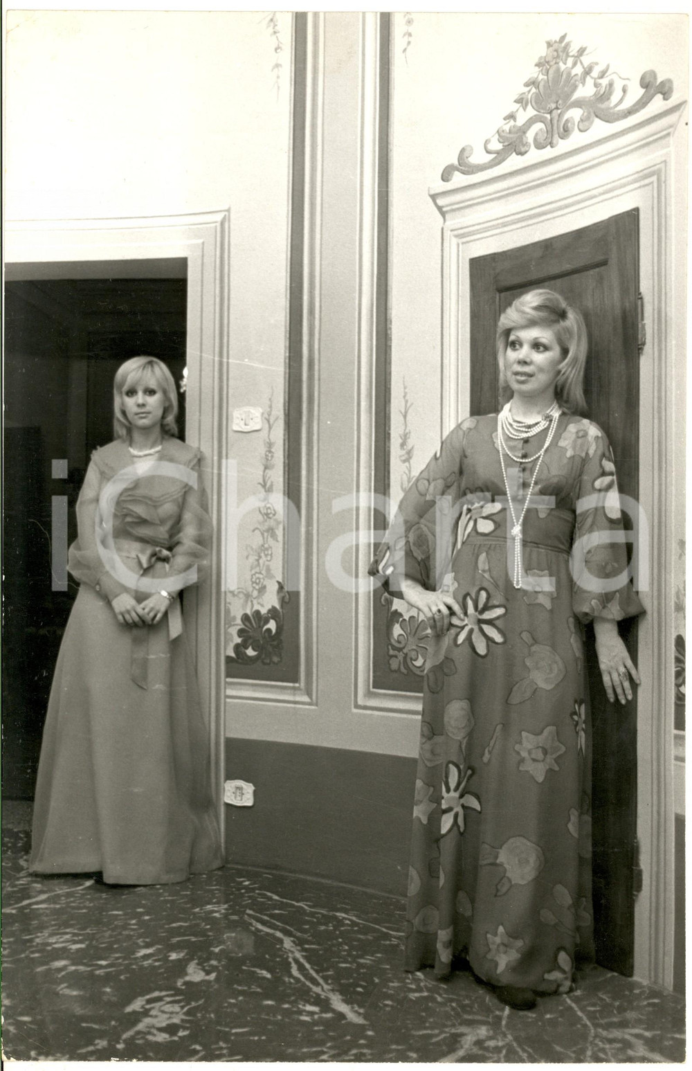 1970 ca COSTUME Soprano Mirella FRENI nella propria casa (1) *Foto 20x30 cm
