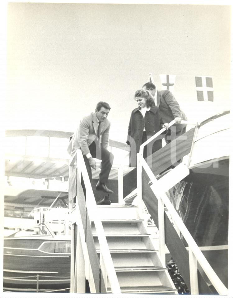Fotografia d epoca originale 1964 GENOVA  SALONE NAUTICO Walter CHIARI visita yacht Cantieri navali Chiavari 1