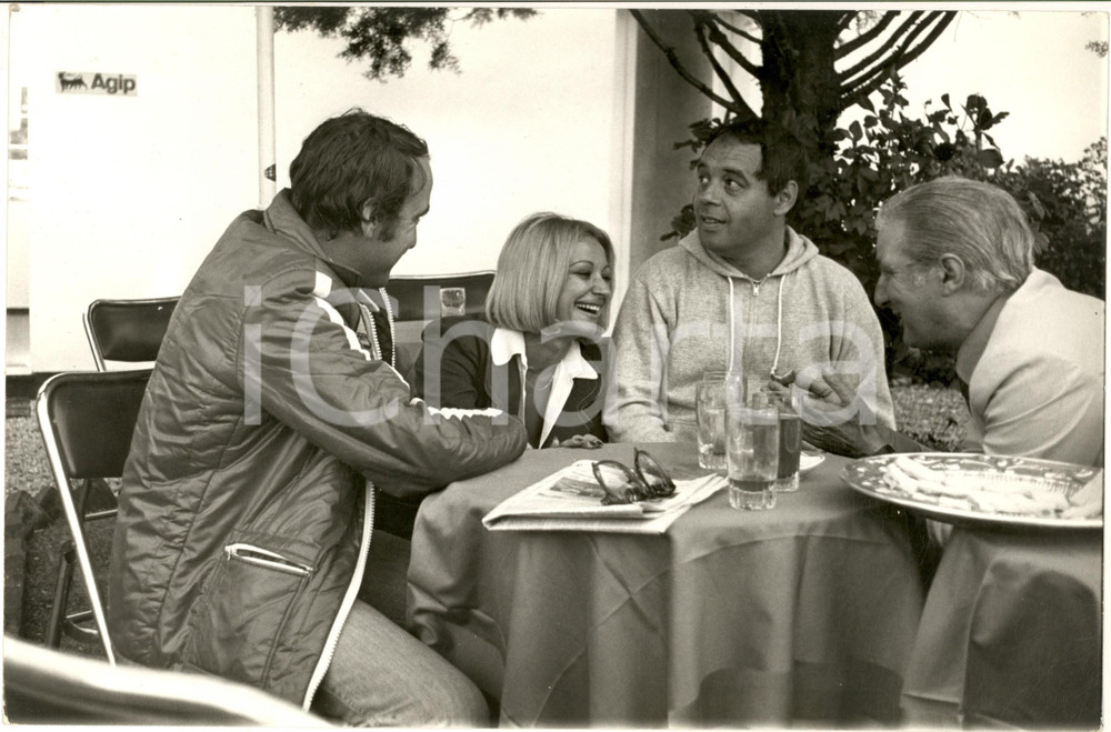 Fotografia d epoca originale 1970 ca MONZA Clay REGAZZONI Raffaella CARRA  e Gianni BONCOMPAGNI 2 Foto 1