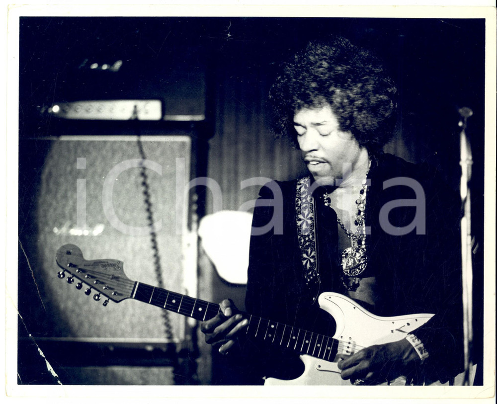 Fotografia d epoca originale 1970 ca COSTUME Ritratto di Jimi HENDRIX alla chitarra  Foto 25x20 DANNEGGIATA 1