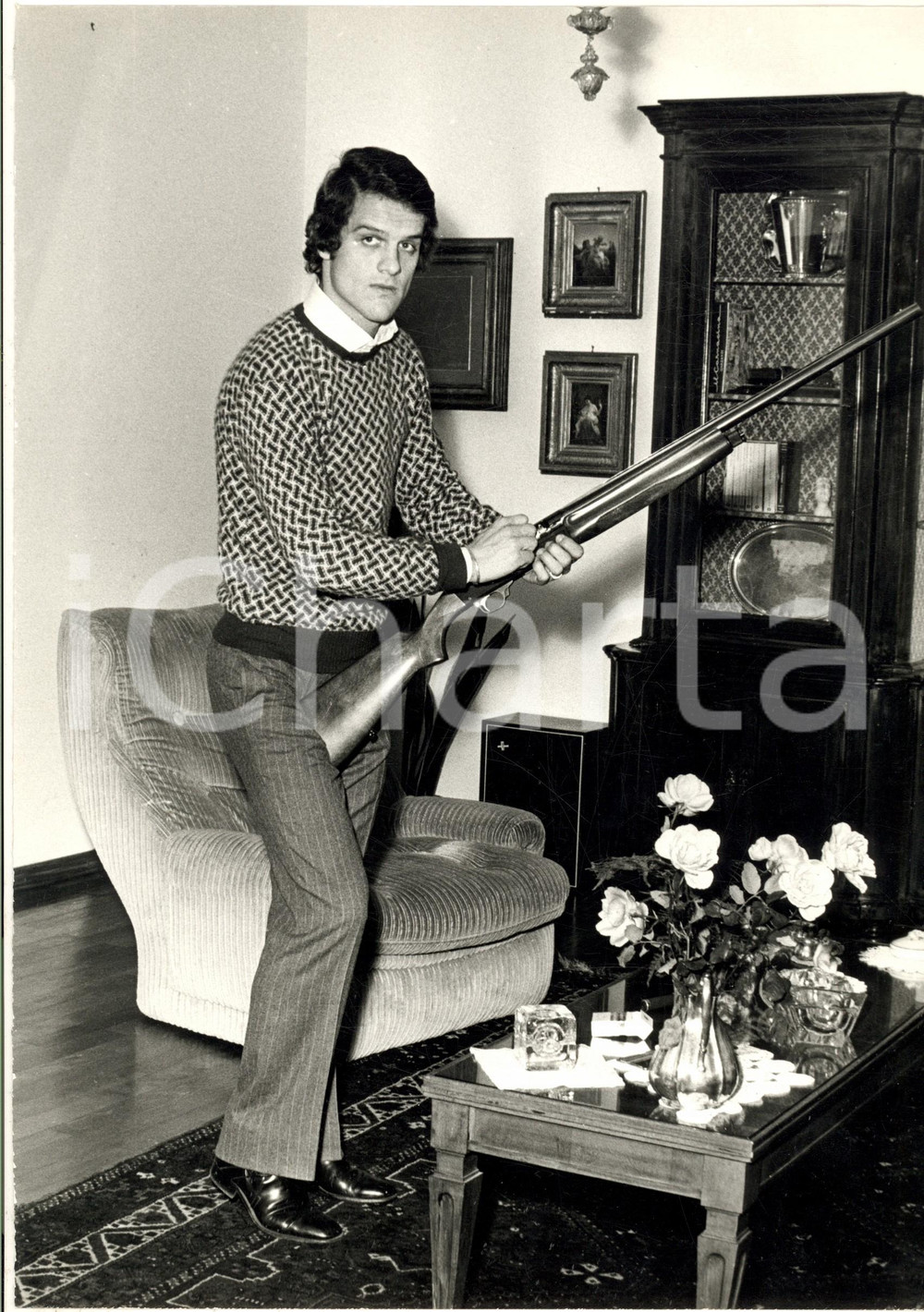 Fotografia d epoca originale 1972 MILANO Fabio CAPELLO sistema un fucile 3 Foto 20x30 cm 1