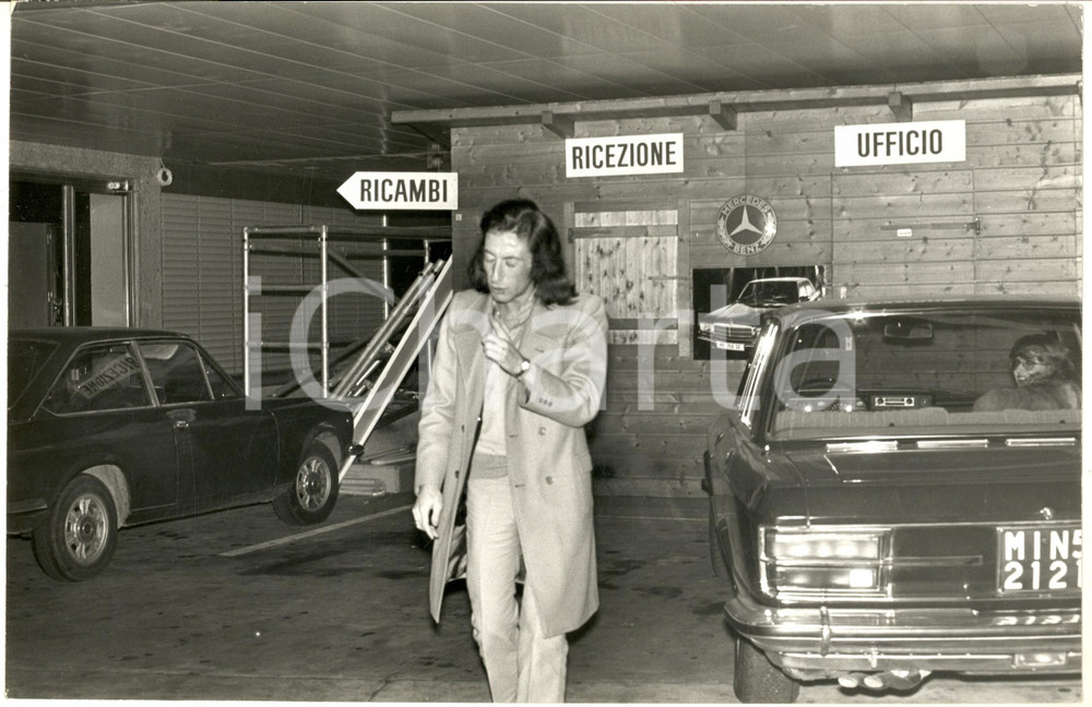 1970 ca COSTUME ITALIA Alfredo CERRUTI all'uscita da un garage - Foto 30x20