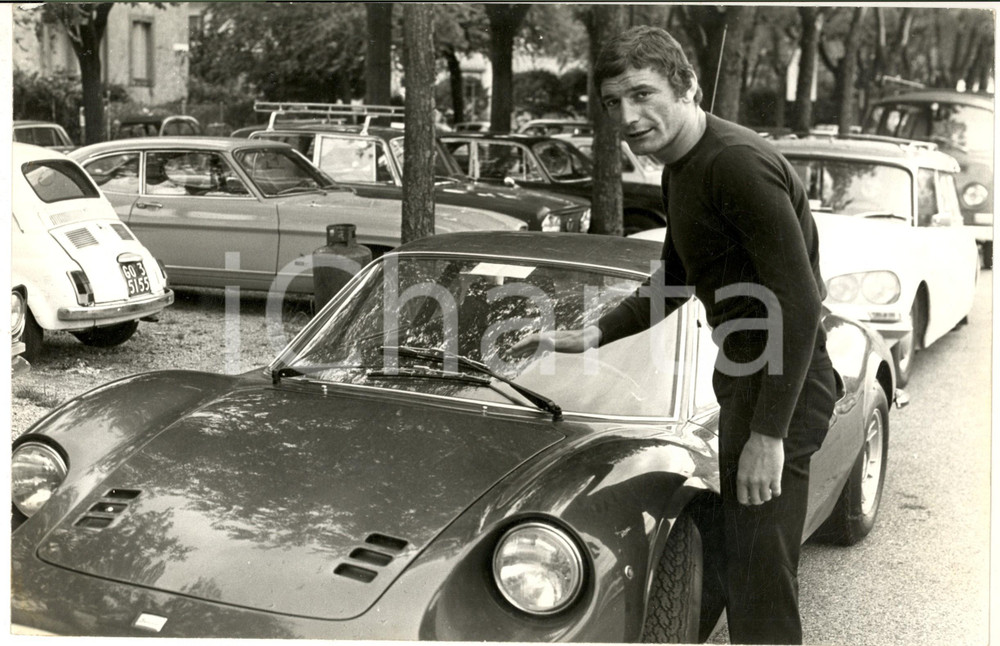 1970 ca COSTUME ITALIA Ritratto di Gigi RIVA con automobile *Foto 30x20 cm