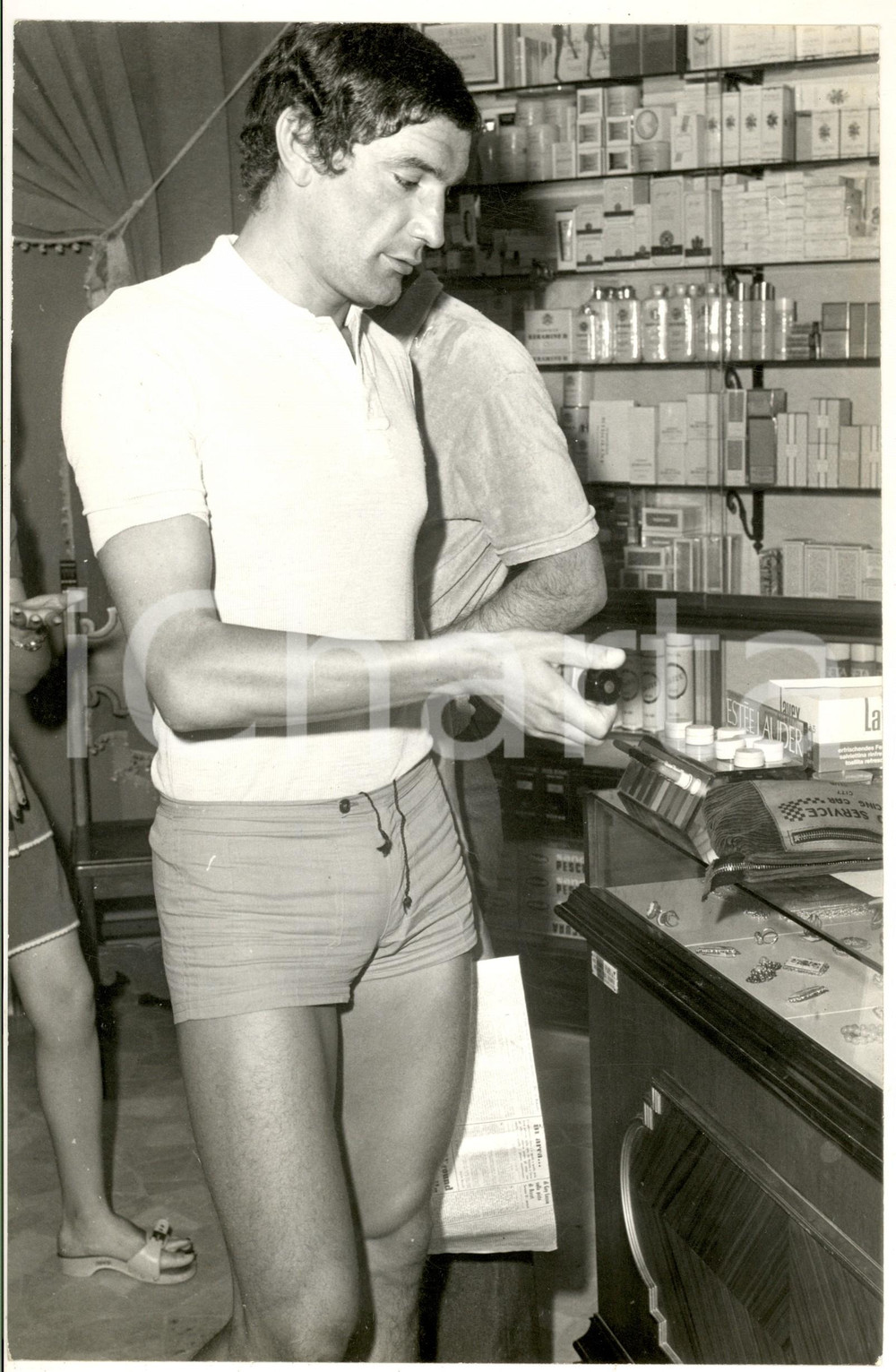 1970 ca COSTUME ITALIA Calciatore Gigi RIVA in profumeria *Foto 20x30 cm