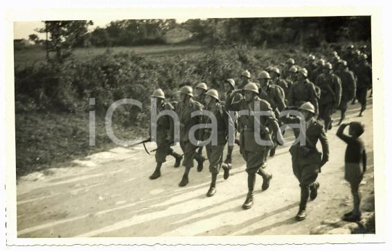 Fotografia d epoca originale 1941 WW2 ISTRIA  SISSANO 412° bis Battaglione Costiero  Bimbo sull attenti 2 1