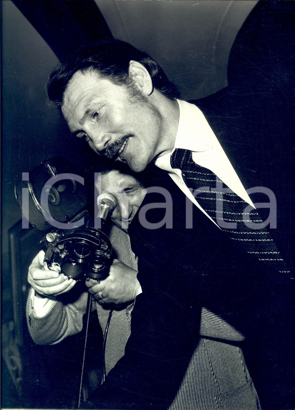 Fotografia d epoca originale 1972 MILANO Attore Jack PALANCE con cineoperatore  Fotografia 24x30 cm 1
