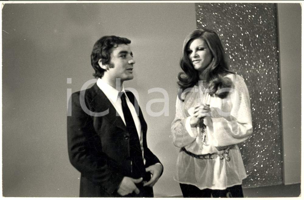 Fotografia d epoca originale 1972 TV ITALIA Qua la mano, Mino  Mino REITANO con MILVA  Foto 30x20 1
