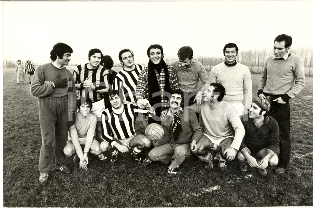 Fotografia d epoca originale 1970 ca COSTUME ITALIA Mino REITANO  Partita a calcio con gli amici Foto 1