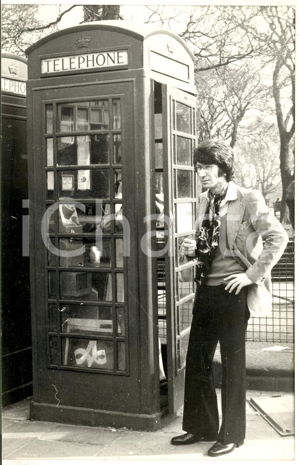 Fotografia d epoca originale 1972 EDINBURGH Eurovision Song Contest  Nicola DI BARI presso una cabina Foto 1