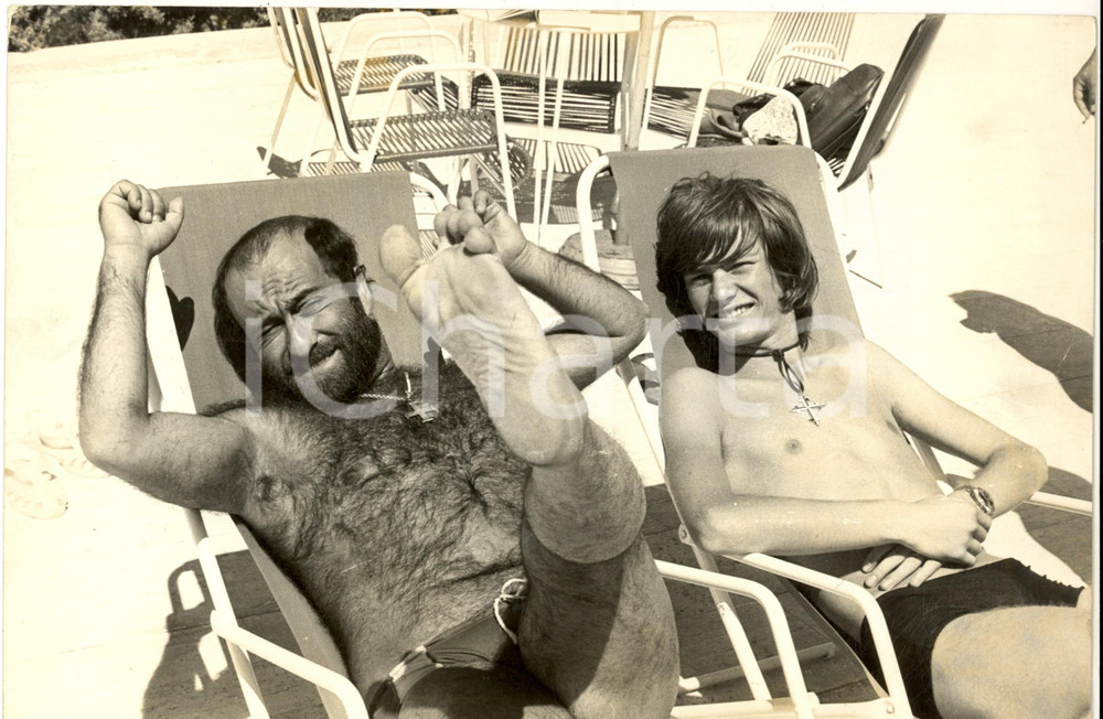 Fotografia d epoca originale 1970 ca ITALIA Lucio DALLA paparazzato in spiaggia con RON  Foto RARA 30x20 cm 1