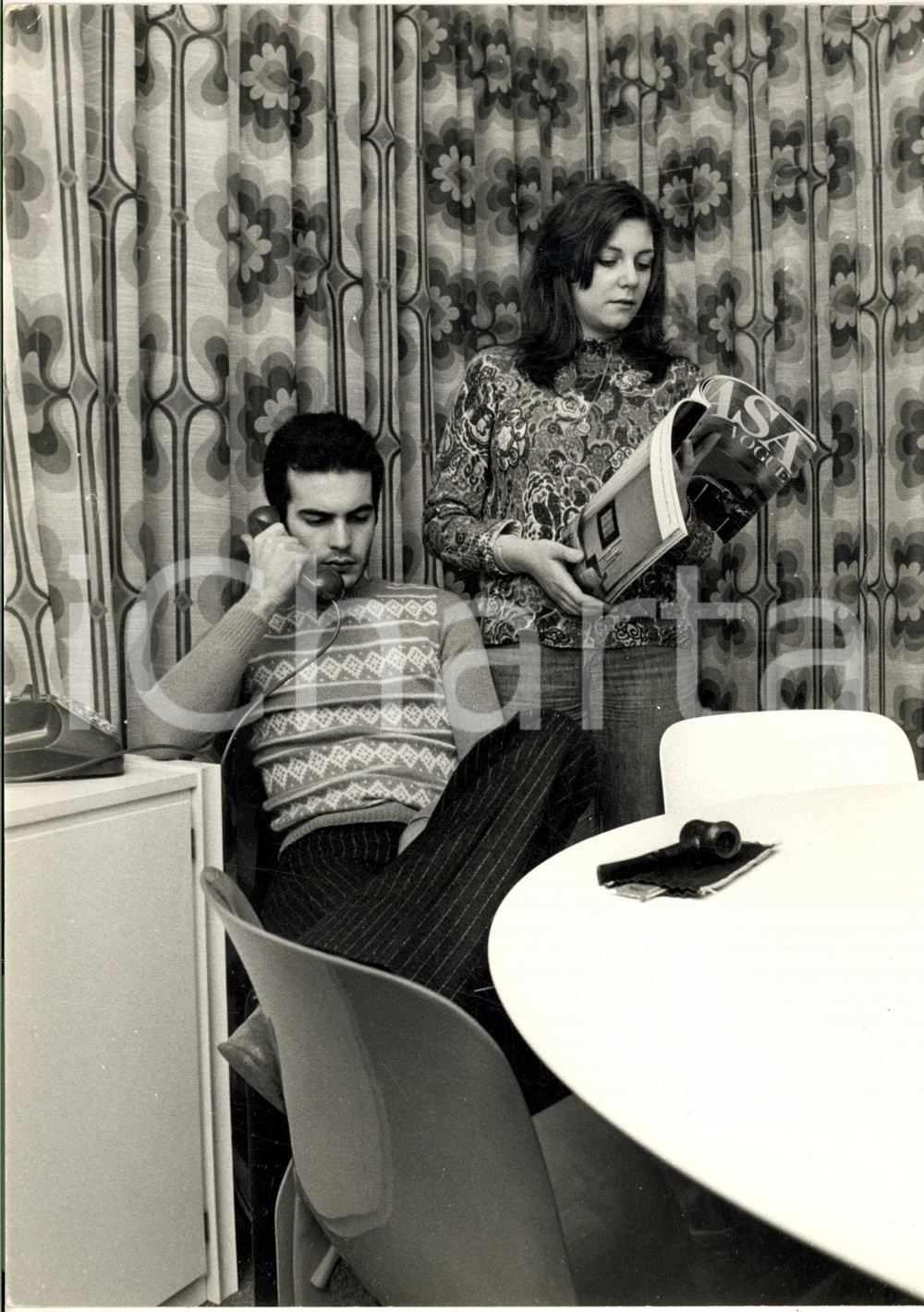 1970 ca COSTUME Cantante DONATELLO in casa con la fidanzata (3) - Foto 20x30 cm
