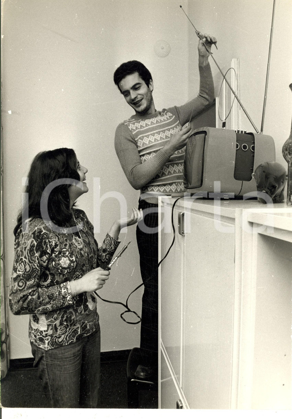 1970 ca COSTUME Cantante DONATELLO in casa con la fidanzata (4) - Foto 20x30 cm