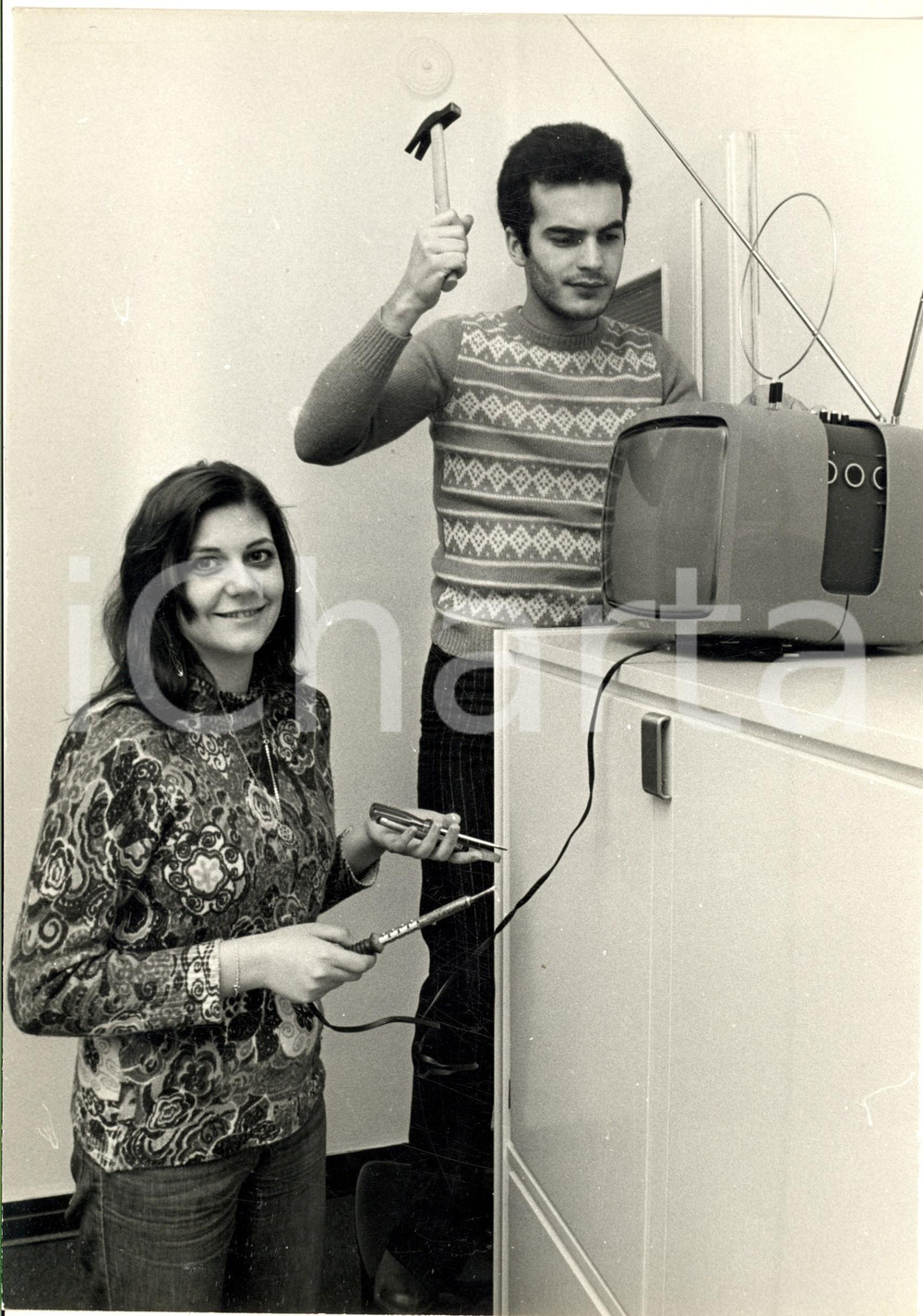 1970 ca COSTUME Cantante DONATELLO in casa con la fidanzata (5) - Foto 20x30 cm