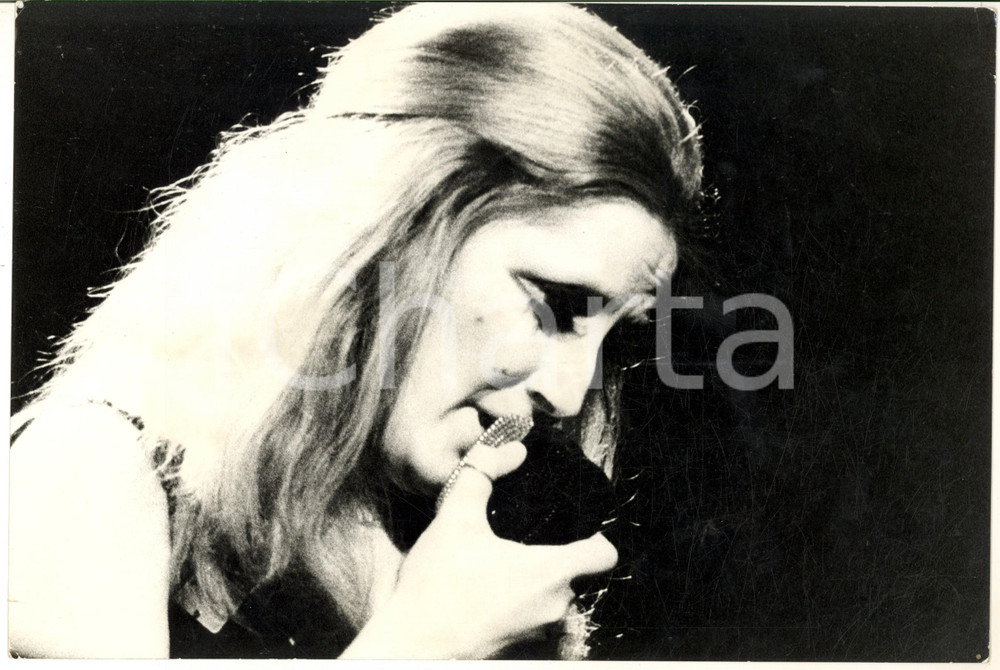1970 ca COSTUME ITALIA Ritratto di MINA in concerto - Fotografia 30x20