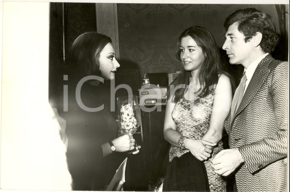 1970 ca COSTUME Raffaella CARRA' Paola GASSMAN Ugo PAGLIAI Foto Fotografia di agenzia. CONDIZIONI: FAIR (difetto di stampa al lato sinistro)FORMATO: 30x20 cm     originale e autentica 1
