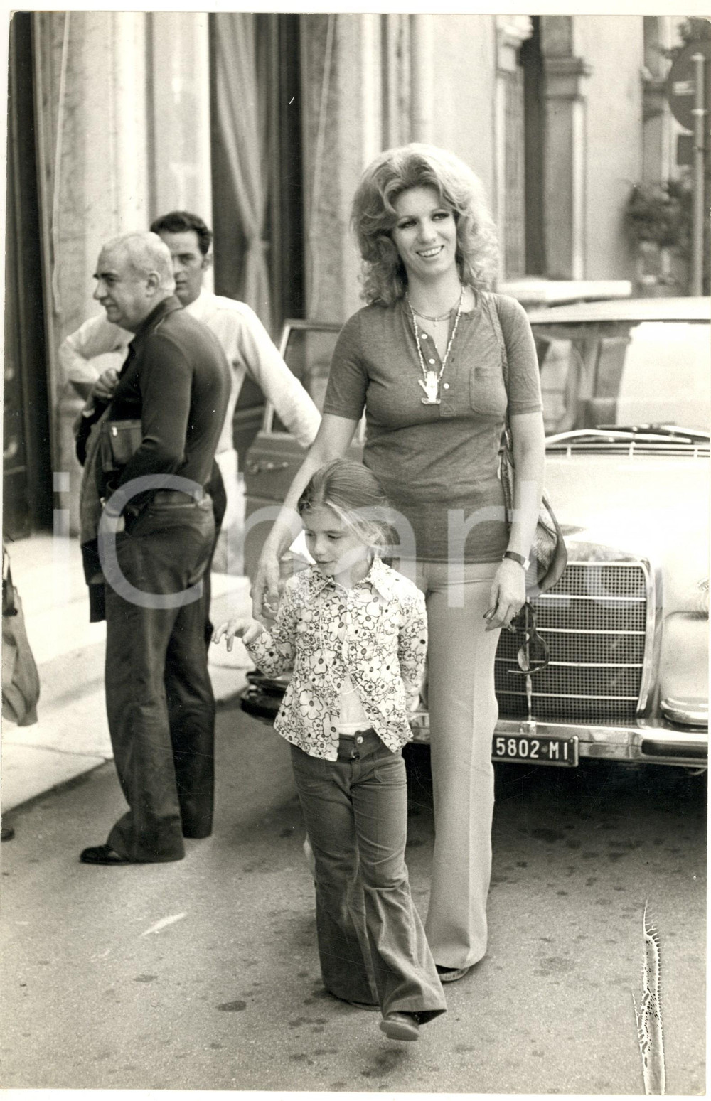 1975 ca MILANO Iva ZANICCHI con la figlia Michela ANSOLDI (2) *Foto 20x30 cm