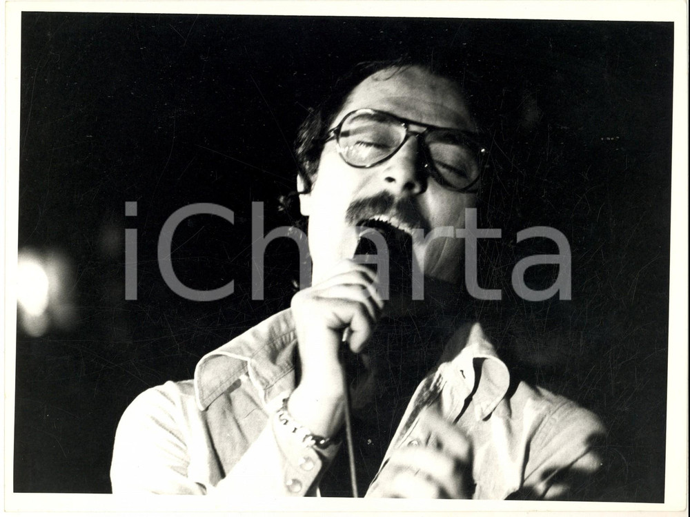 1975 ca ITALIA - MUSICA Luciano ROSSI Ritratto del cantautore - Foto 24x17 (2) Fotografia di agenzia. GOOD/buono  Formato: 24x17 originale e autentica 1