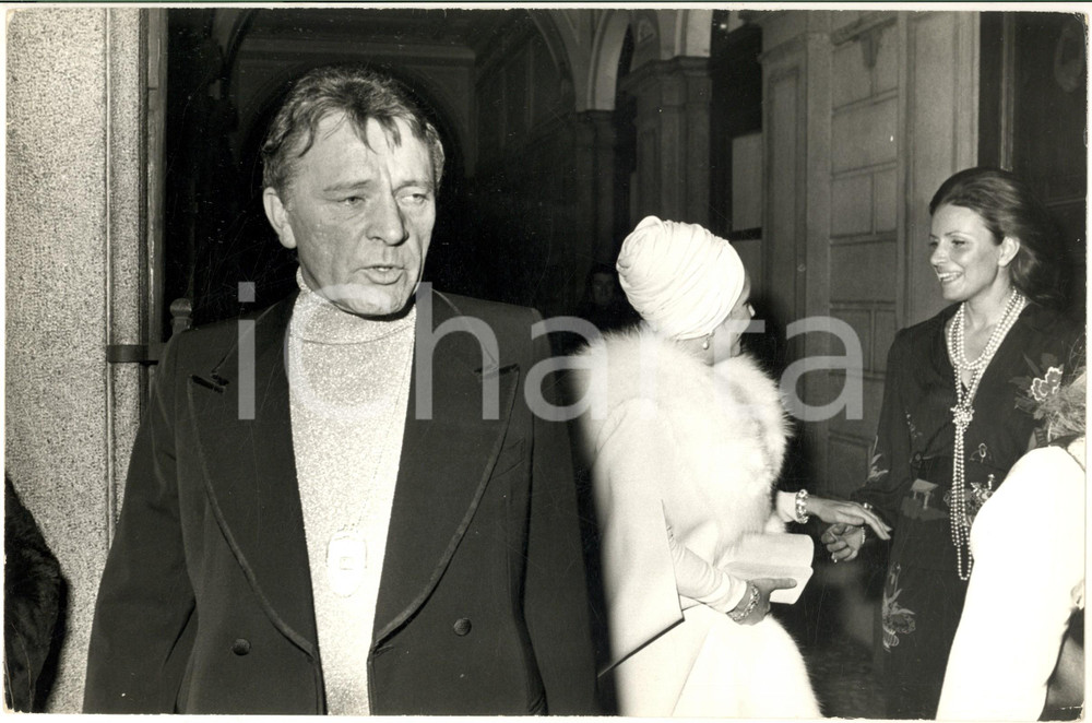 1975 ca COSTUME Arrivo di Richard BURTON e Liz TAYLOR a una serata - Foto 30x20
