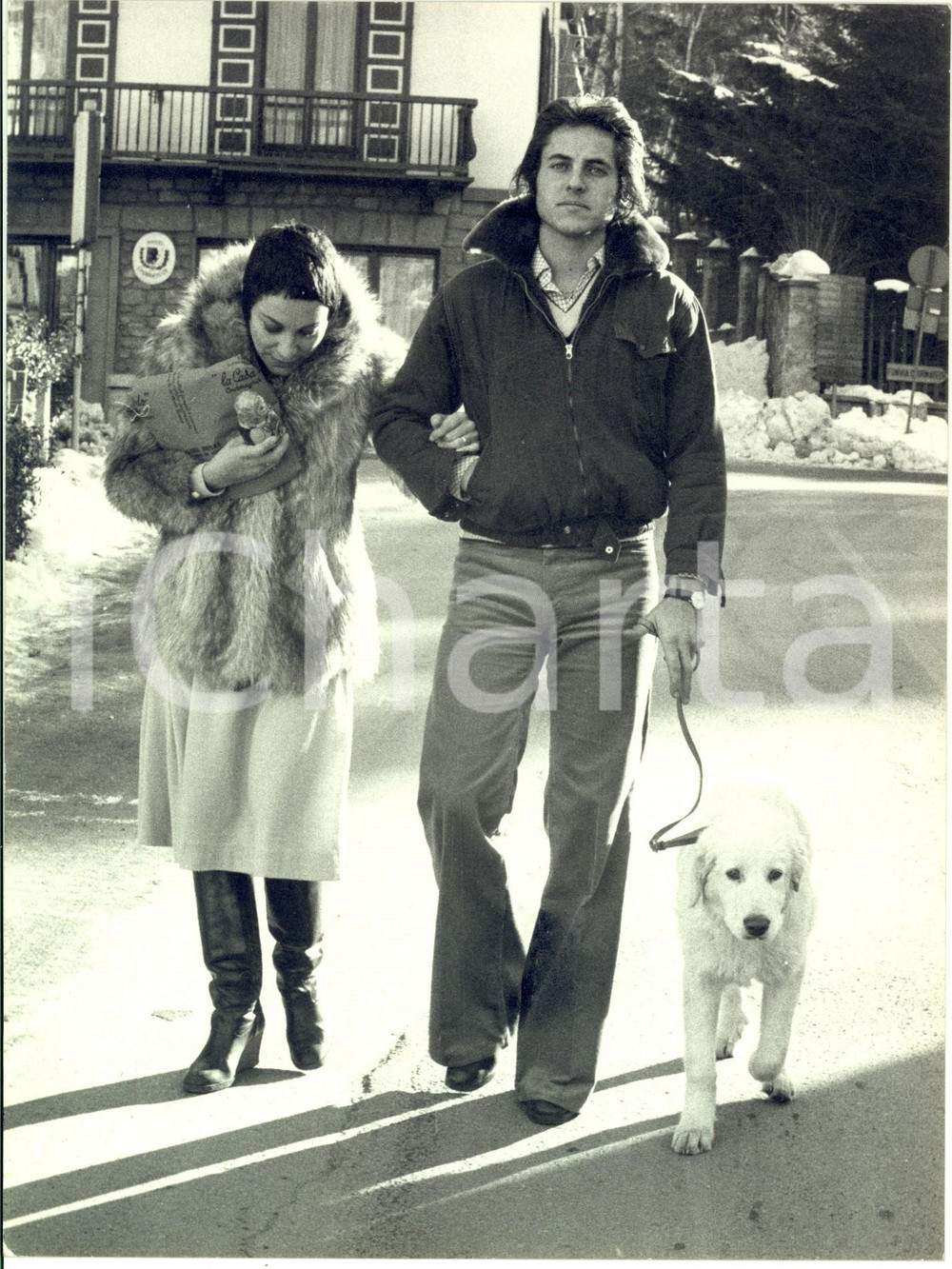 1975 ca COURMAYEUR I RICCHI E POVERI Angela BRAMBATI Marcello BROCHEREL - Foto Fotografia d'epoca. CONDIZIONI: GFORMATO: 18x24 cm    originale e autentica 0