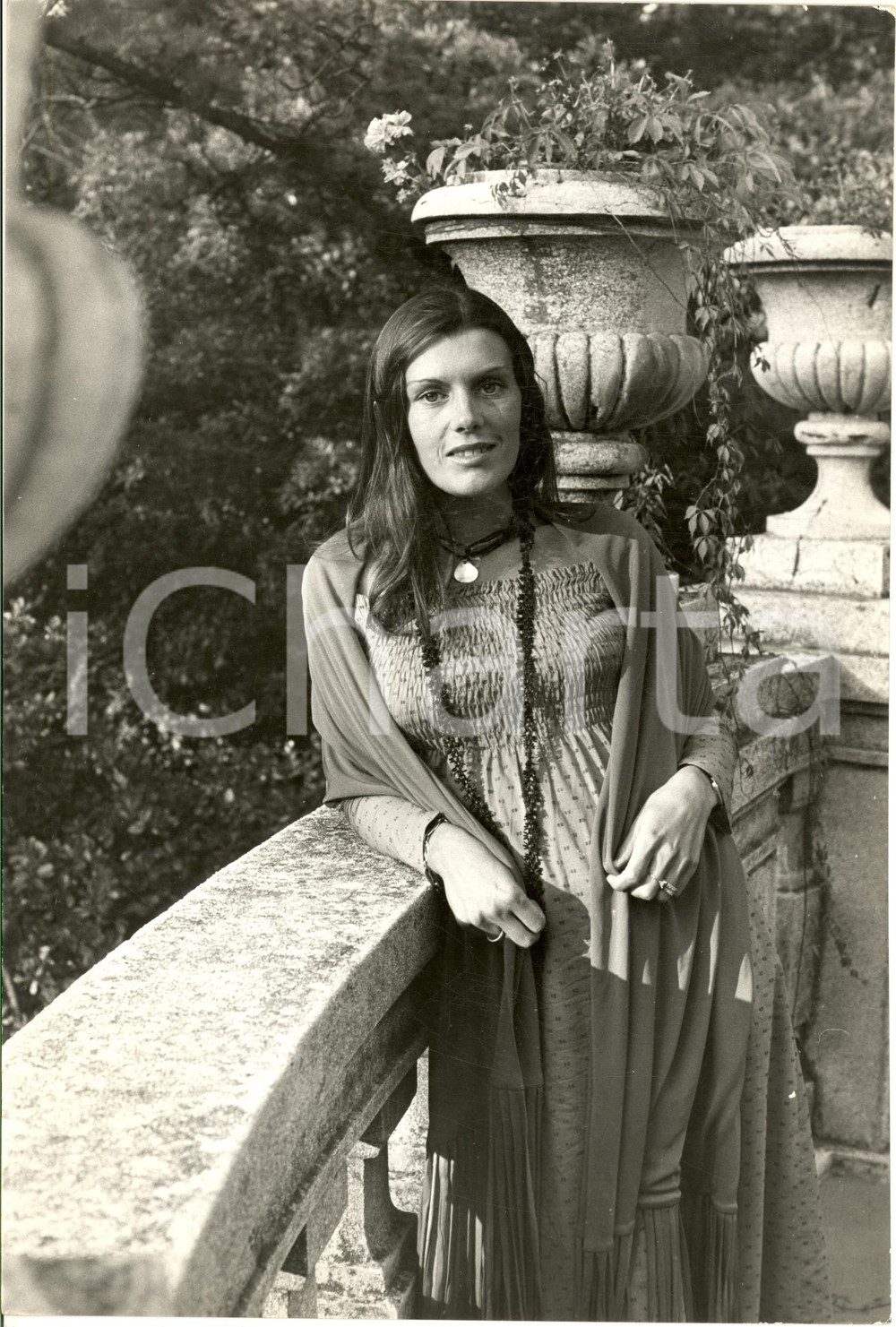 1970 ca COSTUME ITALIA Ritratto di Caterina CASELLI in villa *Foto 20x30 cm