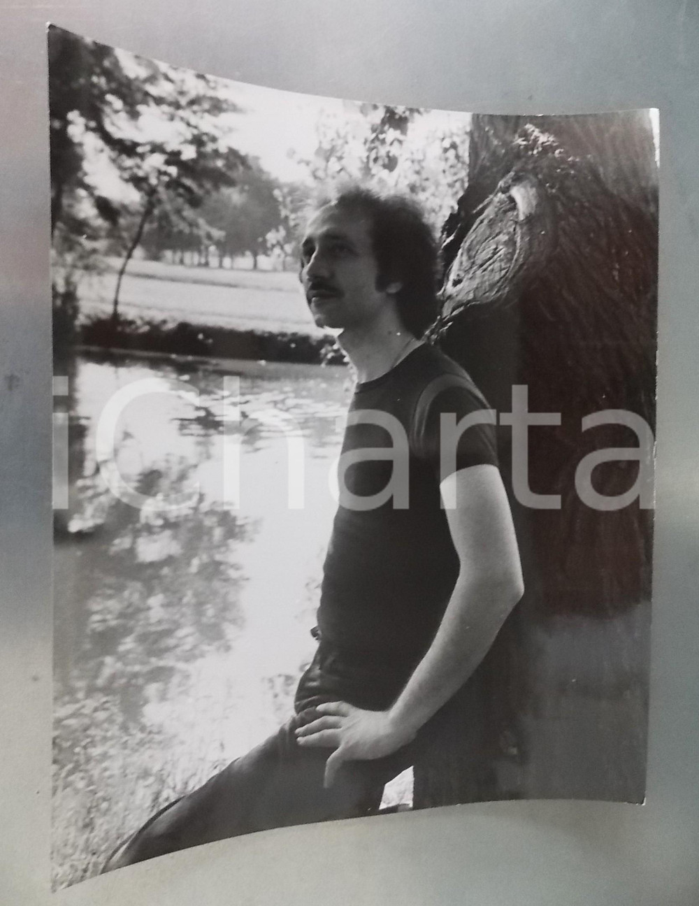 1970 ca COSTUME ITALIA Cantante Umberto BALSAMO in un parco (2) Foto 25x30 cm