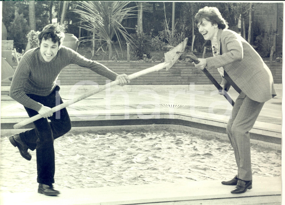1970 ca COSTUME ITALIA Don BACKY scherza con vanga in piscina - Foto 30x21 cm