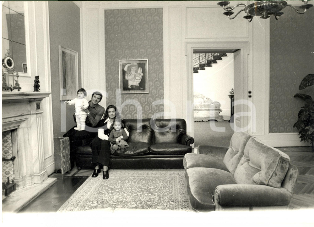 1975 ca MILANO Giacinto FACCHETTI a casa con la moglie e i figli (1) Foto 30x20 Fotografia d'epoca. CONDIZIONI: POOR (piegatura evidente al lato destro)FORMATO: 30x20 cm  originale e autentica 1
