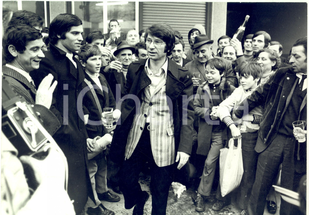 1970 ca COSTUME ITALIA Nicola DI BARI tra i suoi fan - Fotografia 30x20 cm