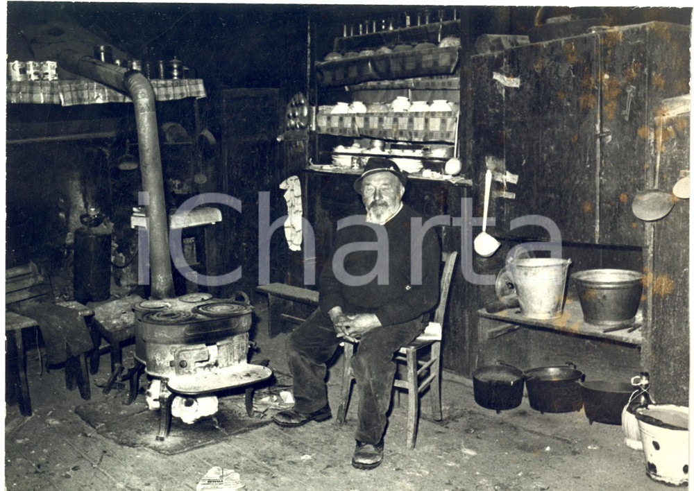 1970 ca MILANO COSTUME Povertà in una casa di periferia - Foto 30x21