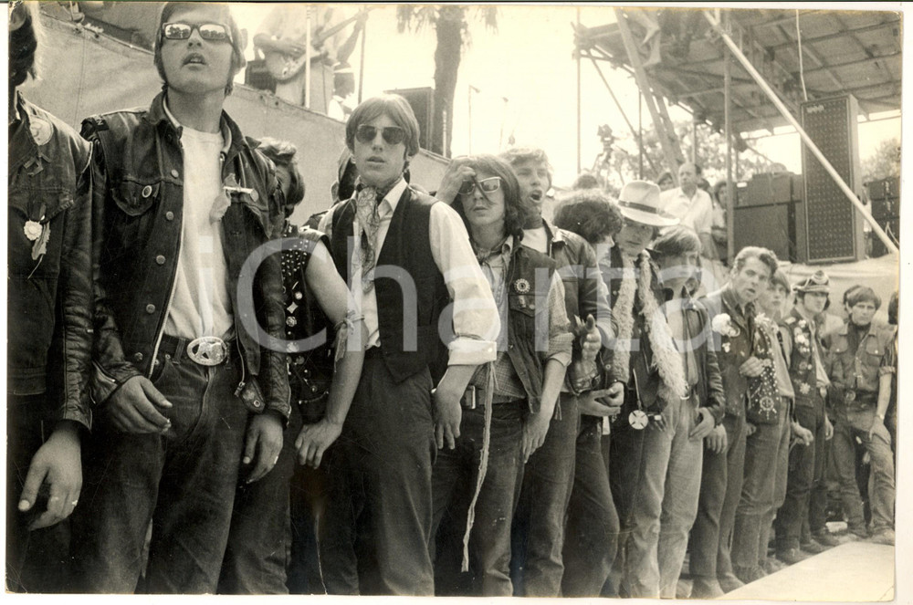 1970 ca MILANO HIPPIES Giovani sotto il palco di un concerto *Foto 30x20 cm